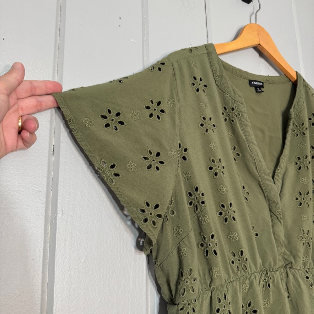 Torrid Babydoll Eyelet Tiered Top Green V-neck Short Sleeve‎ Feminine size 2 - Picture 5 of 14